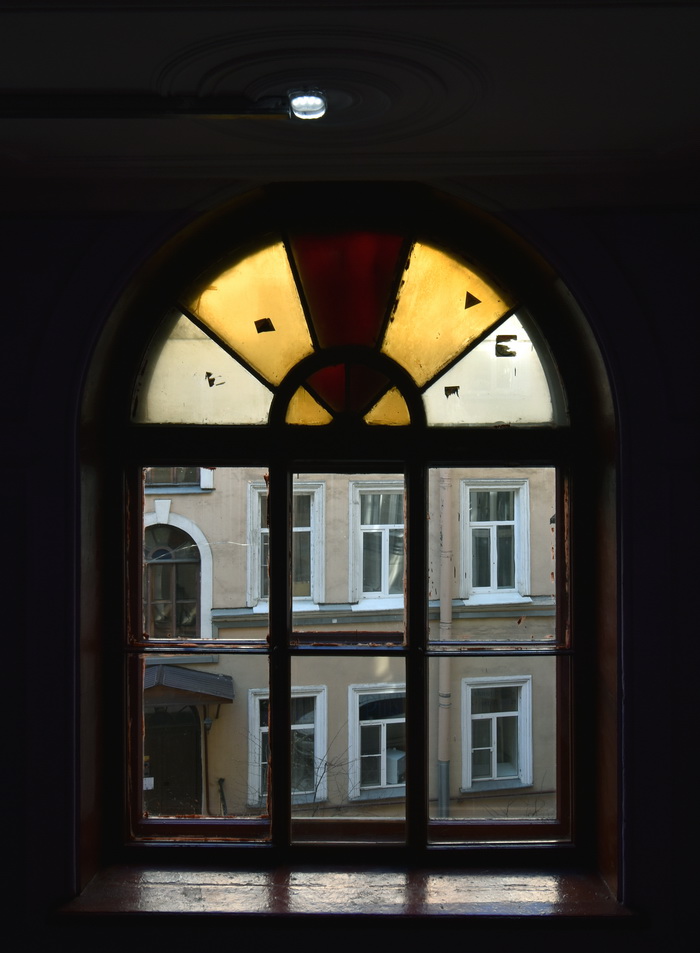 Разноцветные окна в Петербурге на Большом пр. П.С., д. 4. Фото 2020